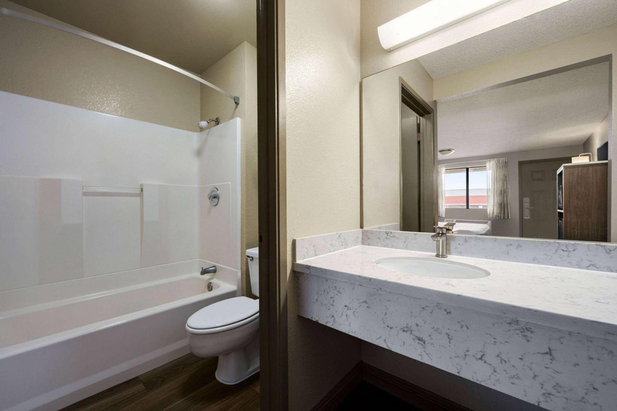 Hotel Days By Wyndham South Fresno