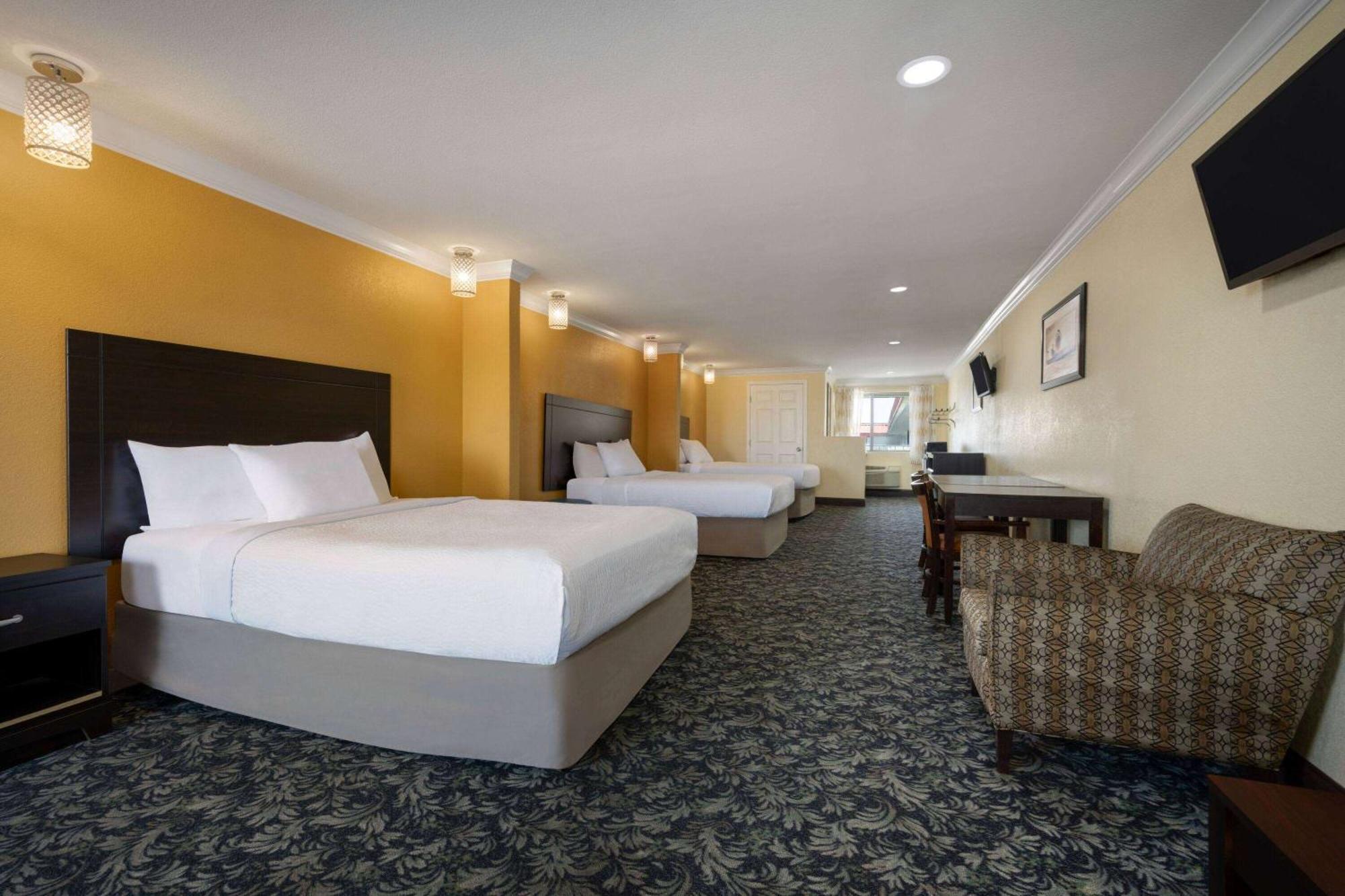 Days By Wyndham South Hotel 2*