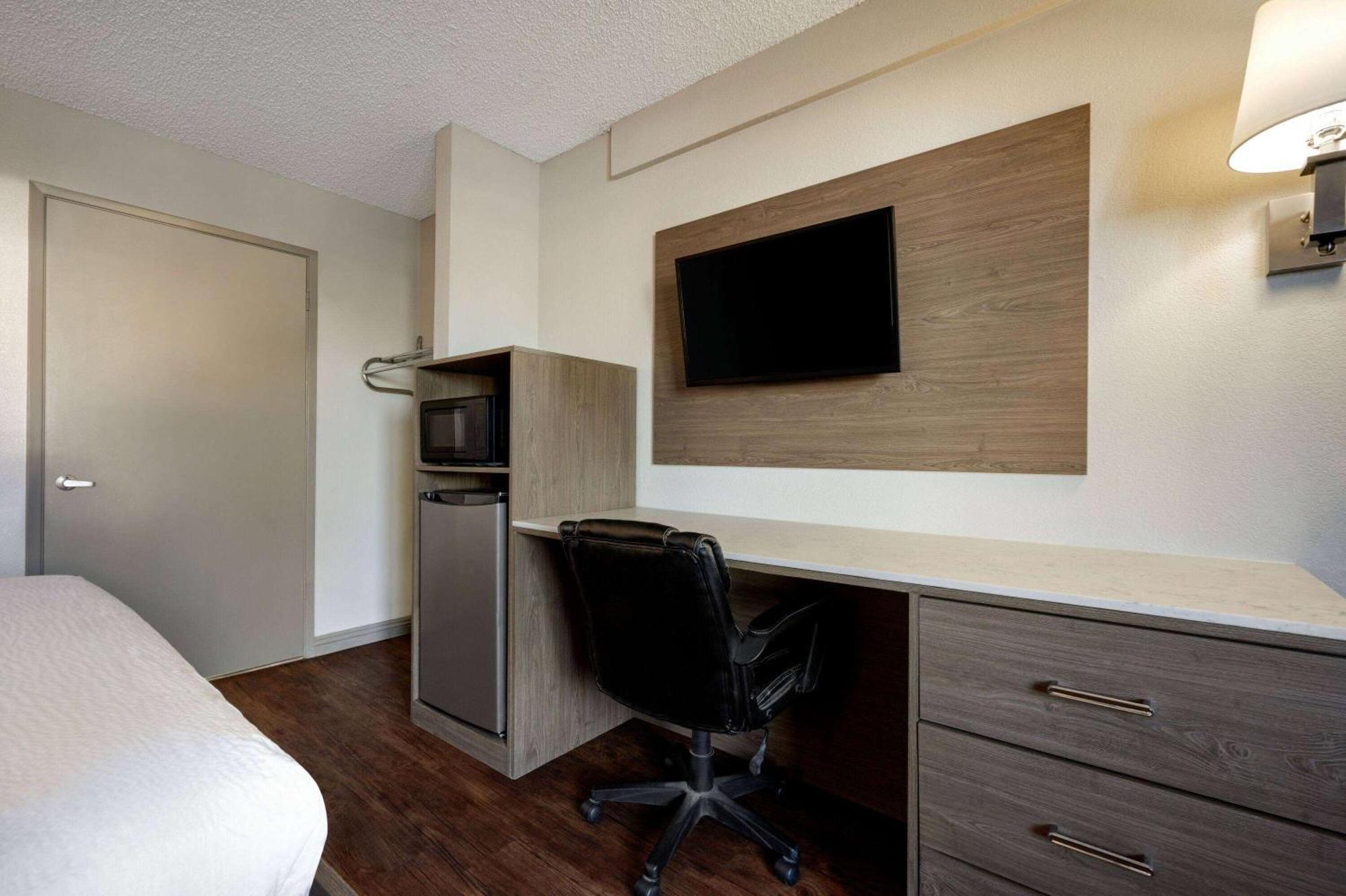 Days By Wyndham South Hotel Fresno