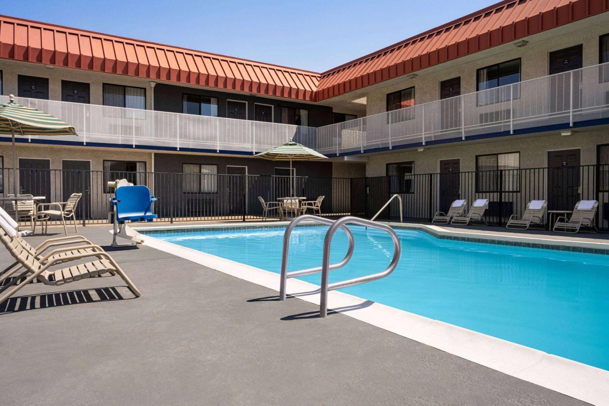 Hotel Days By Wyndham South